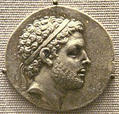 Kiri: koin tetradrakhma Perseus dari Makedonia (r. 179–168 SM– ), British Museum. Kanan: Kemenangan Emilius Paulus karya Carle Vernet, 1789.