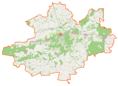 Mapa konturowa powiatu białobrzeskiego, blisko centrum na lewo u góry znajduje się punkt z opisem „źródło”, poniżej na prawo znajduje się również punkt z opisem „ujście”