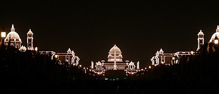 Edifícios em Raisina Hill, incluindo Rashtrapati Bhavan, iluminados durante o Dia da República de 2008.