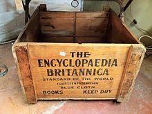 木製の箱に"THE / ENCYCLOPAEDIA / BRITANNICA / STANDARD OF THE WORLD / FOURTEENTH EDITION / BLUE CLOTH / BOOKS KEEP DRY"と書いてある