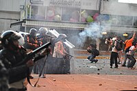 S'utilitzen gasos lacrimògens contra manifestants de l'oposició durant les protestes veneçolanes de 2014