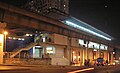 Tampak stasiun LRT Universiti di waktu malam. Ini adalah salah satu stasiun layang di sepanjang Rute Kelana Jaya ini.