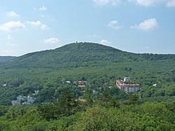 A János-hegy északról, a Kis-Hárs-hegy felől