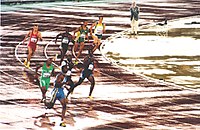 Das 400-Meter-Halbfinale von Sydney 2000: Sanderlei Parrela auf Bahn 2 im grünen Trikot