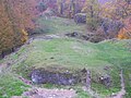 Burgruine Niesten auf dem Burgberg: Blick von Hauptburg auf ehemalige Vorburg und Vorhof, alle Teile durch Gräben getrennt