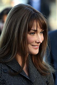 Carla Bruni-Sarkozy lors de la cérémonie du 11 novembre 2008. (définition réelle 2 592 × 3 888)