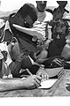 קצין המכס גבריאל אורן חותם על מסמכיה של האניה Luce, הראשונה לעגון בנמל אילת, 26 ביוני 1950.