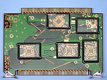 Hewlett-Packard HP9000 Series 500 FOCUS-CPU; NMOS-III Finstrate CPU - 32Bit - 18 MHz - öt csip egy kártyán: CPU, IO-processzor (IOP), memóriavezérlő (MMU), 16kx8 DRAM, órajelgenerátor - 450000 FET - HP Part Number: 5061-6803 - előoldali megjelenés, átlátszó csip burkolatokkal módosítva