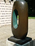 «Elegi III» av Barbara Hepworth 1966, i KMM skulpturpark i Nederland.