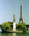 Patung Liberty (dengan latar belakang Menara Eiffel)