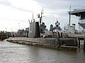 USS Clamagore vào ngày 24 tháng 11, 2003. Ba vòm sonar dạng vây cá mập đặc trưng cho hệ thống sonar thụ động PUFFS.