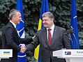 Stoltenberg a ukrajinský prezident Petro Porošenko 10. července 2017