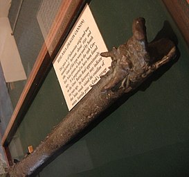 Bedil naga (cannone del drago) trovato sulla Grande Barriera Corallina. Origine indonesiana, fabbricato tra il 1630 e il 1680. La sua scoperta indica che le navi asiatiche hanno visitato la costa dell'Australia orientale prima del viaggio di James Cook.