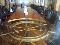 Комодорська кімната яхт-клубу «Британія» зі столом зі зображенням штурвала