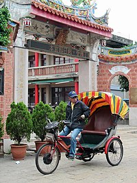 鹿港老街上的觀光三輪車