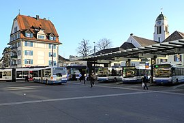 La gare routière avec le train de la BD en arrière-plan