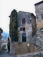 Photographie d'un bâtiment de pierre à deux étages.