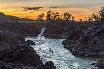 L'un des nombreux bras du Mékong au passage des chutes de Khone, à l'extrême sud du Laos. (définition réelle 5 712 × 3 808)