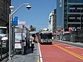 BRT Schnellbus an der Haltestelle Van Ness Avenue/Market Street