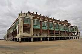 Imagen sureste del Convention Hall visto desde el océano Atlántico.