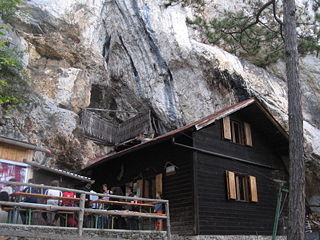 Führungshaus vor dem Höhleneingang (September 2007)