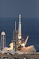 Lancio del Falcon Heavy dal Pad 39A il 6 febbraio 2018. Da notare la torre di servizio utilizzata durante il Programma Space Shuttle, con al di sopra l'antenna parafulmini