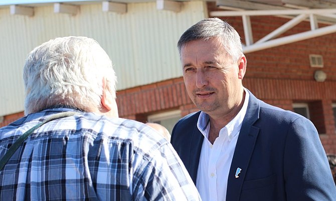 Gustavo Hein dialogando con vecinos..jpg