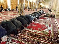 المسلمون يؤدّون الصّلاة