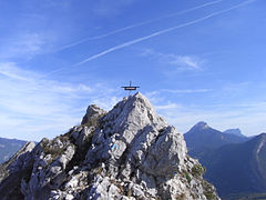 Cime surmontée d'une petite croix métallique.