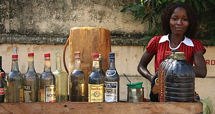 18/06: Gasolina per a motocicletes venuda en botelles de licor a Cotonou (Benín)