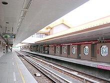 Platform 1 and 2, MRT Fuxinggang Station 20060712.jpg