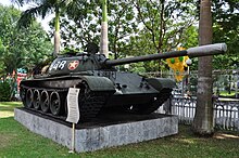 Т-54А от 202-ра танкова бригада, пръв влязъл в двора на президентския дворец в Сайгон на 30 април 1975 г. Днес на постамент в двора на двореца.