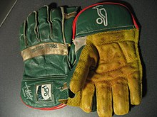 Photographie représentant une paire de gants de gardien.