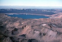 Lago Öskjuvatn en la kratero de Askja (fotita en 1984 fare de USGS