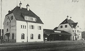 Großes dreiteiliges Gebäude am Bahnhof Herrsching