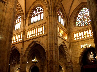 Crucero, nave de la Epístola, triforio y vitrales