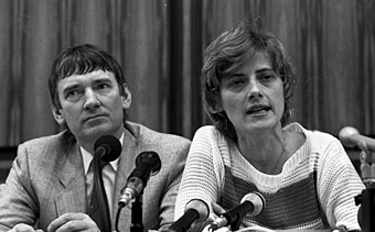 Petra Kelly mit Otto Schily auf einer Pressekonferenz nach der Bundestagswahl 1983