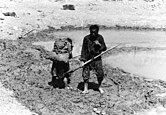 Use of hoes to gather loess in Tibet (photo from 1938)