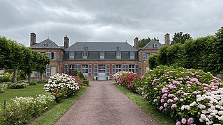 Château d'Aigneville visible depuis la Rue de l'Église.