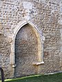 Enfeu gothique du mur sud de l'église Saint-Vincent.