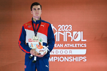 Photo of Jakob Ingebrigtsen with a gold medal around his neck