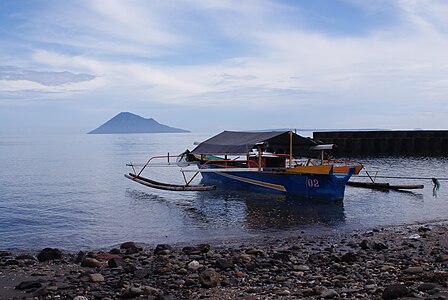 Pulau Manado Tua dan kapal tradisional