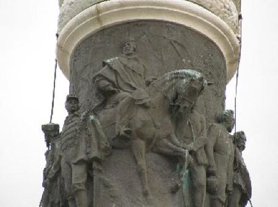 Altorilievo di Ettore Ximenes al centro della colonna del Monumento ai Garibaldini