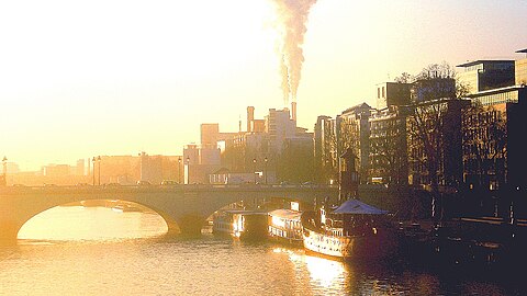 Pont de Tolbiac et port de la Gare au soleil levant.