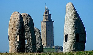 Les Menhirs pour la Paix, de l'artiste Manolo Paz, au Campo da Rata, près de la Tour d'Hercule.