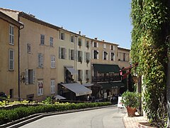 Terrasses de restaurants dans Mougins-village.