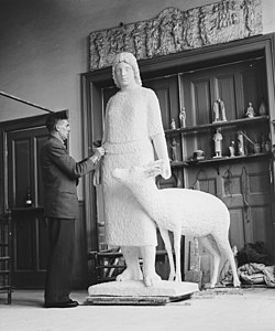 Gerrit Bolhuis travaillant à une sculpture de Tante Riek (nl). Photo de Joop van Bilsen, Anefo.