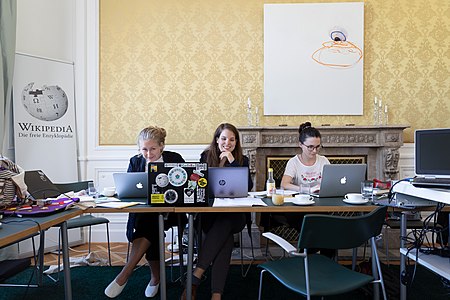 WikiGap har organiserats runt om i världen. Här en skrivstuga i Sveriges ambassad i Wien, Österrike.