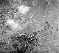 Bombardement aux abords (Le Plessiel) de l'aérodrome, pendant la Seconde Guerre mondiale.