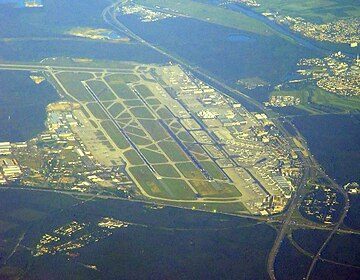 Landingsbanen en terminal van de Luchthaven Frankfurt-Rhein Main vanuit de lucht.